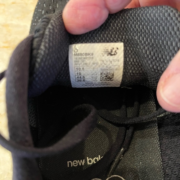 New Balance Mens 10.5 - 880 style black and white good used condition, SFPF - Picture 2 of 3